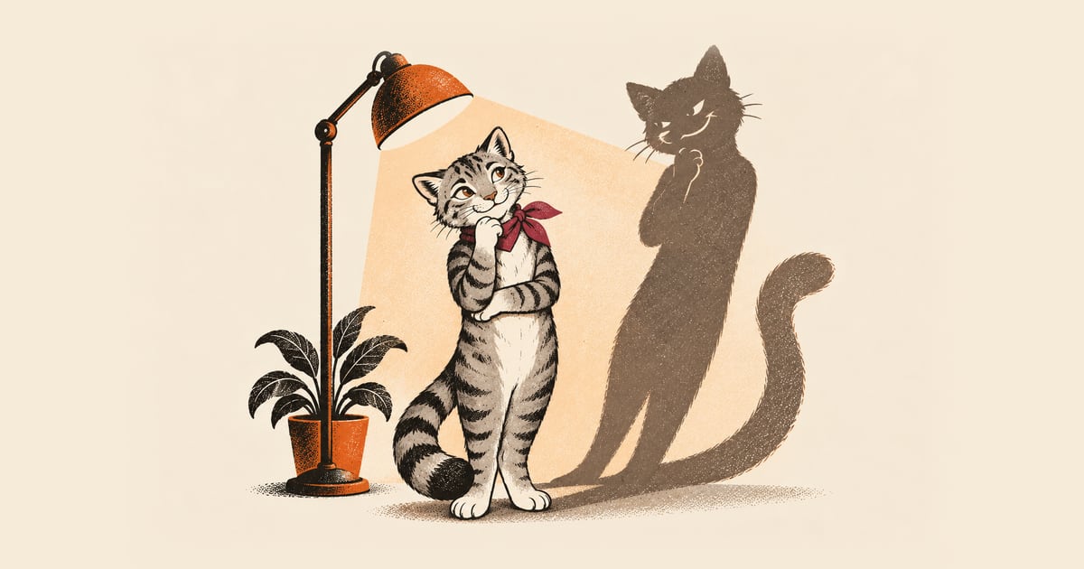猶豫貓站在一盞立燈旁，歪著頭看牆上被拉長、形狀有點不一樣的自己的影子，表情好奇，一點也不害怕。